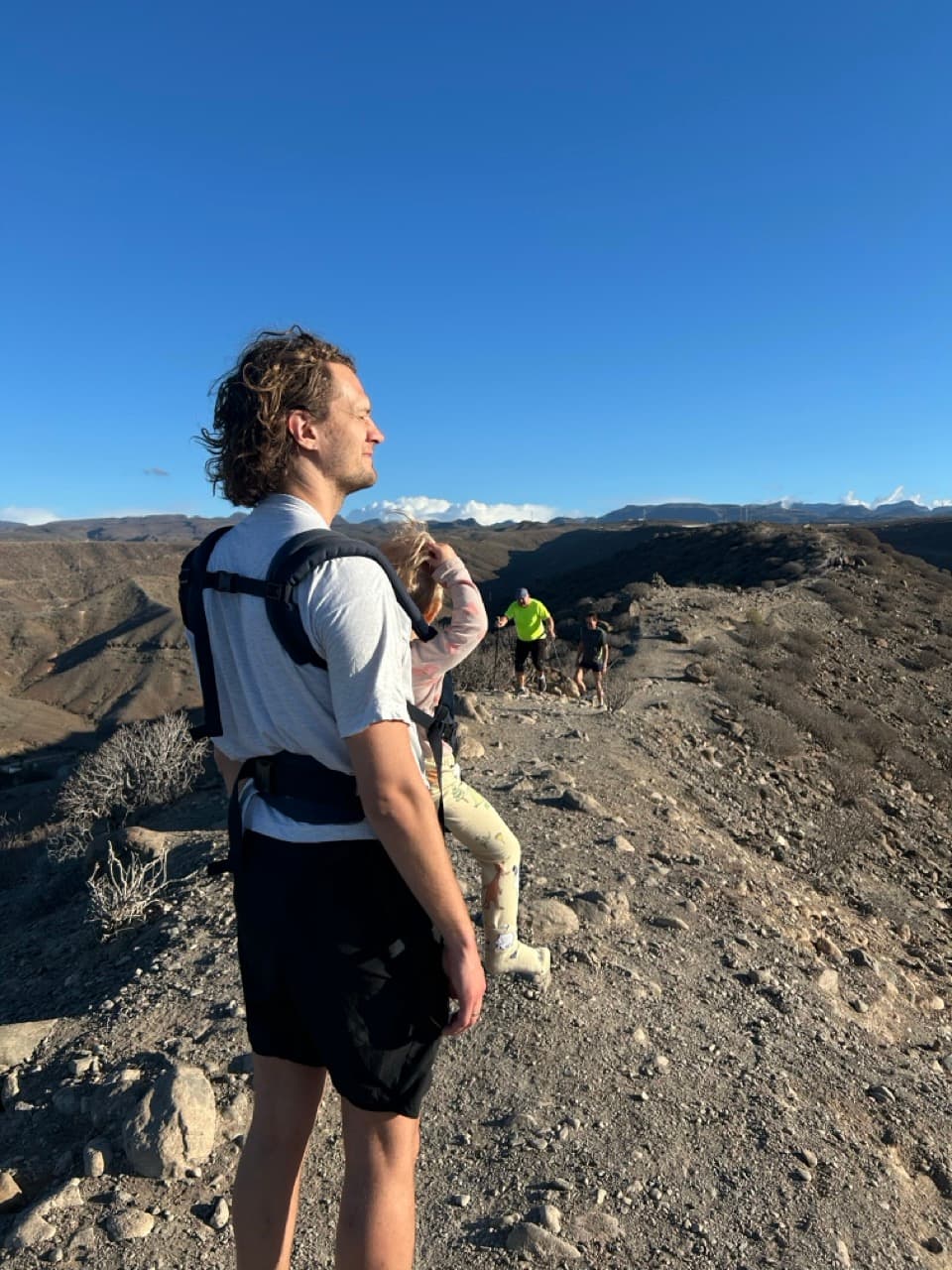 Andreas på fjelltur med datteren i bæresele